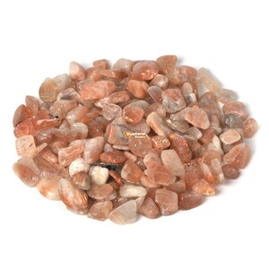 Könnte beinhalten: Ein Haufen kleiner, getrommelter Sunstone-Chips in Orange-, Braun- und Weißtönen. Die Steine sind glatt und haben einen leicht schillernden Glanz.