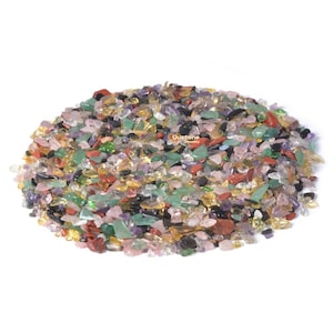 Könnte beinhalten: Ein großer Haufen kleiner, bunter, getrommelter Edelsteine. Die Steine sind eine Mischung aus Grün, Rot, Rosa, Gelb und Schwarz.