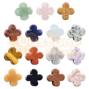 Peut inclure: Une collection de seize pierres précieuses sculptées en forme de trèfle, aux couleurs et textures variées, notamment vert, rose, marron, rouge, bleu, blanc, gris, jaune et des variétés à reflets dorés. Chaque pierre est polie et en forme de trèfle.