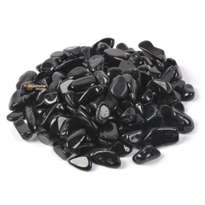 Op de afbeelding: Een stapel zwarte obsidian tumbled stones. De stenen zijn glad en gepolijst en hebben een donker, glazig uiterlijk.