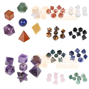 Op de afbeelding: Assortiment van edelsteen vormen, waaronder kubussen, bollen, piramides en sterren. De edelstenen zijn in verschillende kleuren, zoals amethist, tijgeroog en groene aventurijn. De afbeelding toont een verscheidenheid aan kristalformaties.