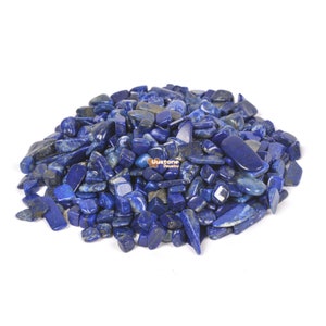Könnte beinhalten: Ein Haufen kleiner, rauer, blauer Lapislazuli-Steine. Die Steine sind in verschiedenen Formen und Größen, und einige haben einen metallischen Glanz.