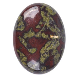 Può includere: Una pietra liscia di forma ovale lucidata con un motivo marmoreo rosso e verde. La pietra ha una finitura lucida.