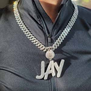 Colgante con letras personalizadas en forma de bolsa de dinero helada, collar con nombre de diamante y fuente cursiva grande, cadena cubana Miami de 12 mm, regalo para él.