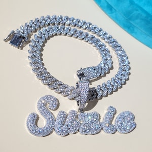 Collar con nombre en letra cursiva personalizado con cadena cubana de 12 mm, collar con letras personalizadas para mujer, colgantes con placa de identificación Icy, regalos personalizados para ella