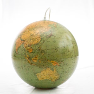 Lámpara fabricada a partir de un globo terráqueo vintage de 1980 con cordón de algodón.