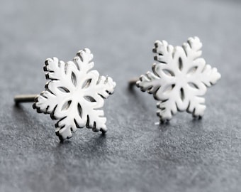 Snowflake stud earrings - silver coloured - 925 Sterling silver