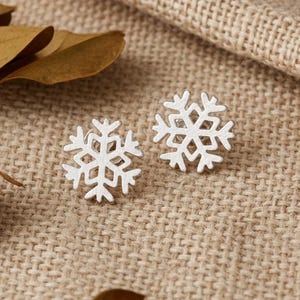 Pendientes de botón con forma de copo de nieve - Color plata - Plata de ley 925, cepillada