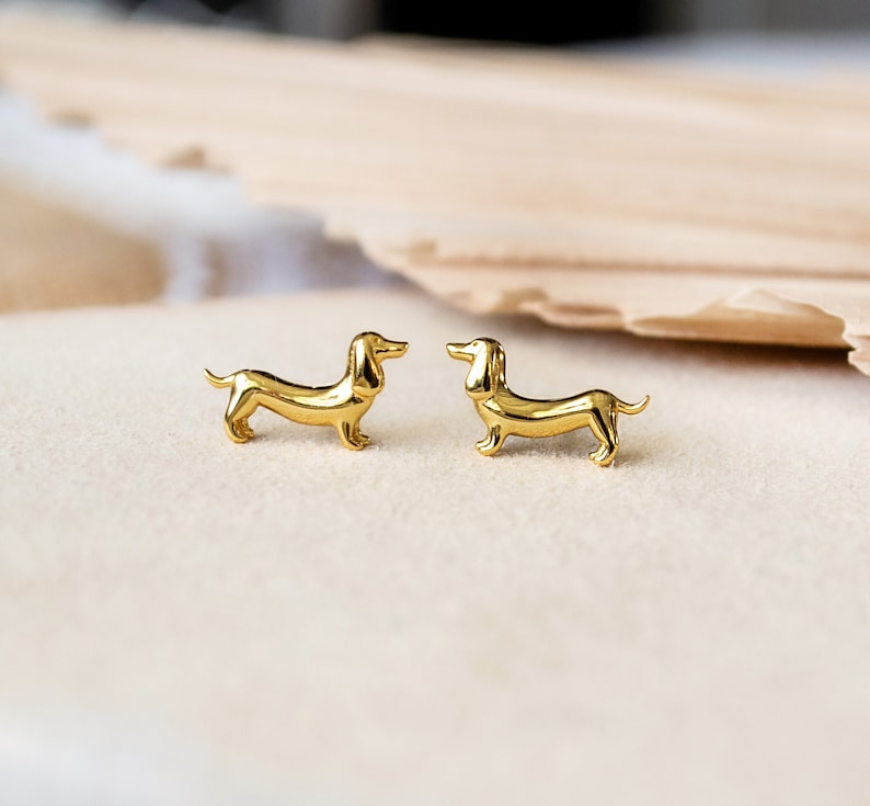 Kleine goldfarbene Dackel Ohrstecker