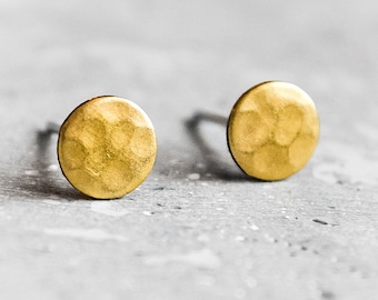Hammered circle stud earrings 0.7 cm - gold-coloured