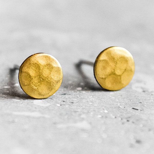 Hammered circle stud earrings 0.7 cm - gold-coloured