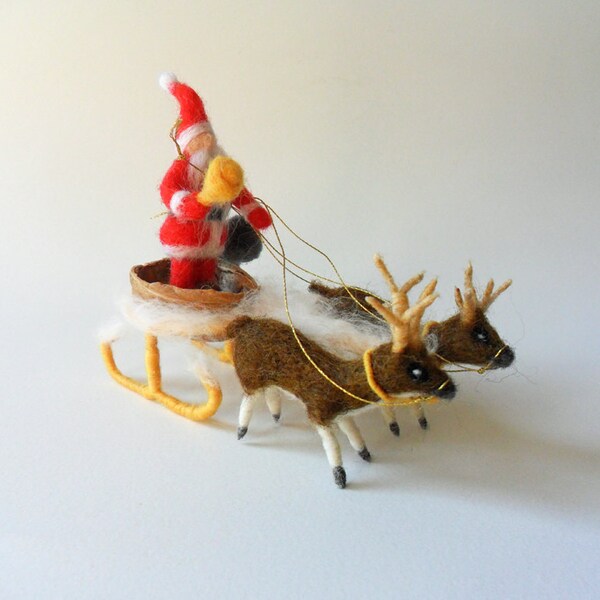 Nadel Gefilzte Miniatur-Weihnachtsmann auf Rentier-Schlitten mit präsentiert Filzen wolle Ornament Ornament hübsch Urlaub Weihnachtsgeschenk Abbildung