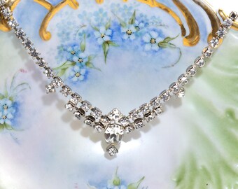 Gargantilla vintage de cristal con detalle central ovalado.
