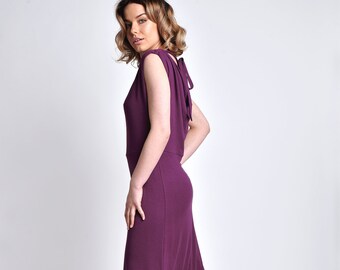 Knee-length dress back neckline