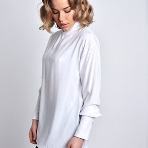 Elegante Stehkragenbluse mit Knöpfen am Rücken Bild 5