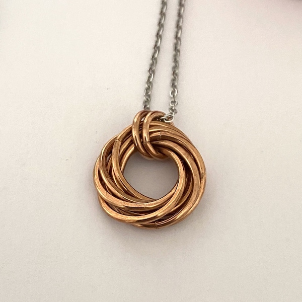 Gehämmerte Reine Bronze Halskette für 8. Hochzeitstag Geschenkidee, Acht Kreis Verbundene Ringe, 8 Ring Verschlungene Ineinander Verriegelnde Bronze Anhänger