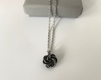 Antieke zwarte ijzeren rozet Swirl hanger, circulaire Vortex ketting handgemaakte 6e verjaardag, speciaal 6 jaar huwelijkscadeau voor vrouw partner