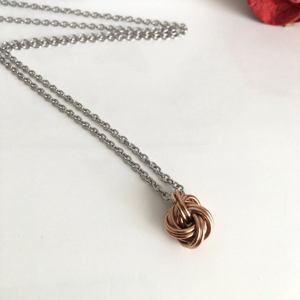 Collier noeud d'amour infini en bronze, cadeau du 8e anniversaire pour elle fait main, huitième anniversaire spécial pour femme partenaire personne spéciale