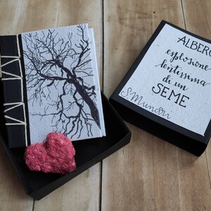 Taccuino con cuore in carta seminabile e scatola con dedica