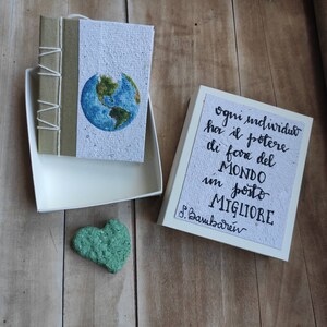 Taccuino con cuore in carta seminabile e scatola regalo con dedica