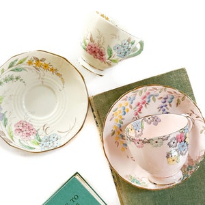 Vintage theekopjes | Set van twee kop en schotel met bloemen | Servies voor verzamelaars