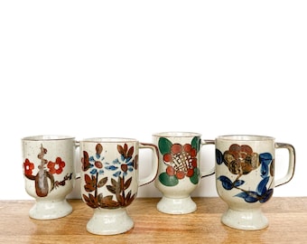 Vintage mokken | Set van aardewerken mokken met vier bloemen | Keramisch servies, drinkgerei
