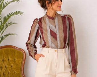 Camicetta vintage anni '80 a righe bordeaux e beige, taglia 3/5, maniche a sbuffo, chiusura con bottoni sul davanti, modello da segretaria.