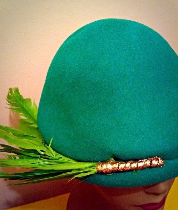 SALE SALE Beautiful Vintage 40s Green Feather Fel… - image 2