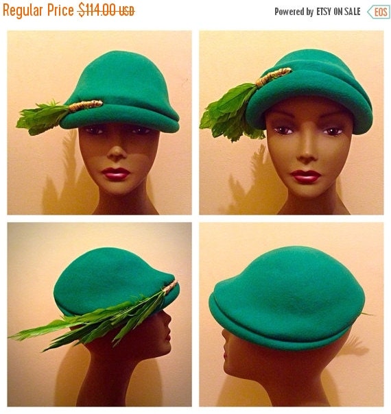 SALE SALE Beautiful Vintage 40s Green Feather Fel… - image 1