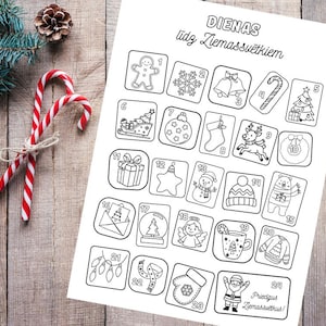 Pode incluir: Um calendário do advento em preto e branco com ilustrações festivas, incluindo um homem de gengibre, um floco de neve e uma árvore de Natal. Duas bengalas de doces vermelhas e brancas estão amarradas com barbante.