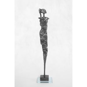 Fille avec queue de cochon, sculpture de femme, petite sculpture en métal, figurine, statue de jeune fille, figurine, métal, étain, art, moderne, décoration