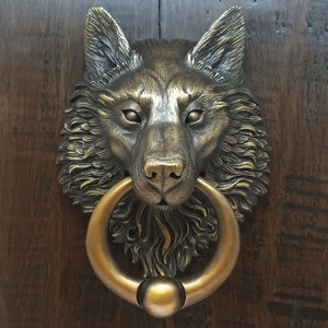 Wolf deurklopper, gegoten brons met een klassieke bruine bronzen afwerking.
