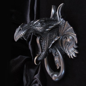 Drakendeurklopper, gegoten brons met een gewreven zwarte patina-afwerking.