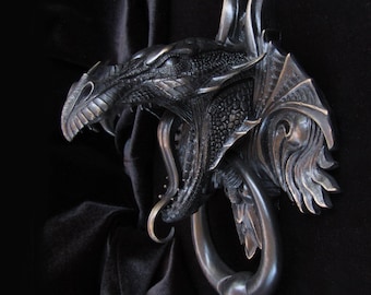 Aldaba de puerta en forma de dragón, bronce fundido con acabado de pátina negra frotada.