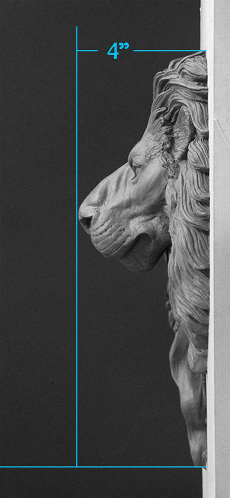 Pode incluir: Escultura a preto e branco da cabe&ccedil;a de um le&atilde;o em perfil, com aproximadamente 10 cm de altura. A juba do le&atilde;o &eacute; detalhada com linhas fluidas, e a escultura est&aacute; sobre um fundo escuro.