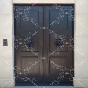 Pode incluir: Portas duplas de madeira castanha escura com pain&eacute;is retangulares e aldravas em forma de cabe&ccedil;a de le&atilde;o. As portas t&ecirc;m puxadores longos e verticais. Um sistema de intercomunica&ccedil;&atilde;o &eacute; vis&iacute;vel no lado esquerdo.