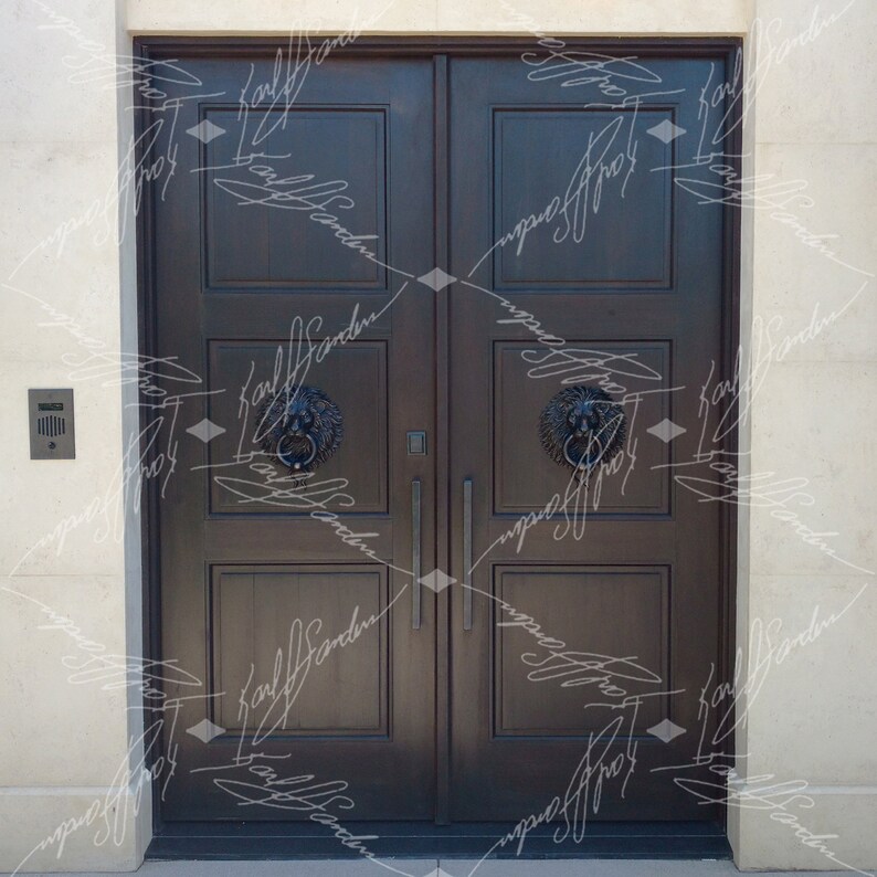 Pode incluir: Portas duplas de madeira castanha escura com pain&eacute;is retangulares e aldravas em forma de cabe&ccedil;a de le&atilde;o. As portas t&ecirc;m puxadores longos e verticais. Um sistema de intercomunica&ccedil;&atilde;o &eacute; vis&iacute;vel no lado esquerdo.