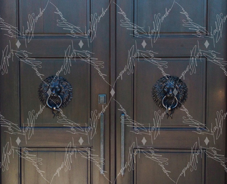 Pode incluir: Portas duplas castanhas escuras com aldravas ornamentadas em forma de cabe&ccedil;a de le&atilde;o. As aldravas s&atilde;o feitas de metal escuro e apresentam um anel para bater. As portas t&ecirc;m pain&eacute;is verticais e puxadores longos e finos.