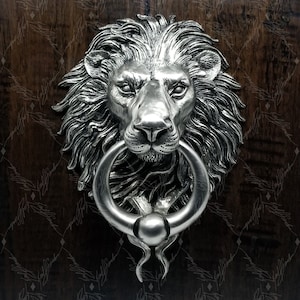 Leeuwendeurklopper gegoten in brons met een satijnen nikkelafwerking