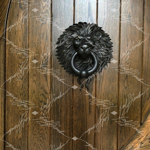 Pode incluir: Uma aldrava de porta detalhada, em forma de cabe&ccedil;a de le&atilde;o em bronze escuro, com uma argola, montada numa porta de madeira. A porta tem pain&eacute;is de madeira verticais com uma cor castanha quente. A cabe&ccedil;a do le&atilde;o &eacute; intrincadamente esculpida.