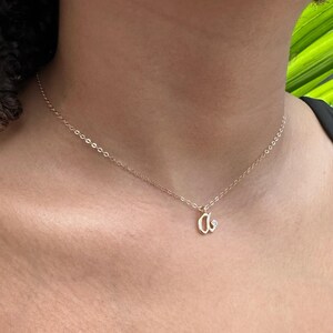 Collar con inicial, monograma personalizado, letra pequeña, delicado alfabeto cursivo en minúscula, joyería personalizada