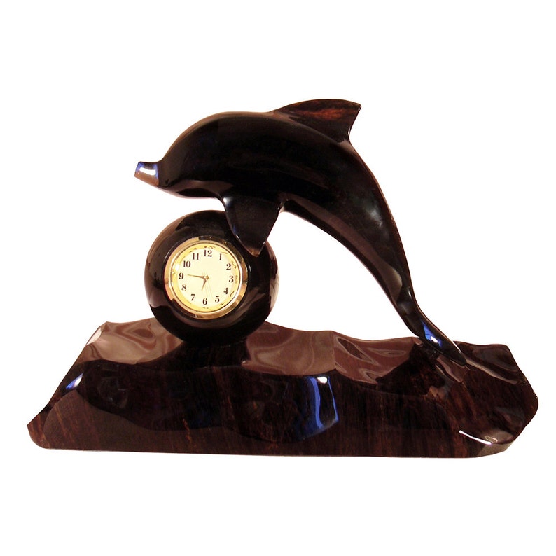 Слава афалина часы. Часы с дельфинами из обсидиана. Настольные часы «дельфины» из обсидиана. Часы Слава Афалина. Обсидиан фотоизделий ДЕЛЬФИНЫС часами.