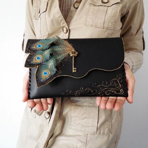 Pfauenfedern Clutch Tasche, Bemalte Tasche, Einzigartige Leder Clutch, Pfau Geldbörse, Federn Geldbörse, Steampunk Clutch, Bemalte Leder, Brautjungfer Tasche