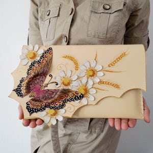 Embrayage papillon coloré, sac à main en cuir de fleurs, sac en cuir unique, sac d’embrayage en cuir peint, cadeau de mariage, cadeau inhabituel, embrayage de demoiselle d’honneur