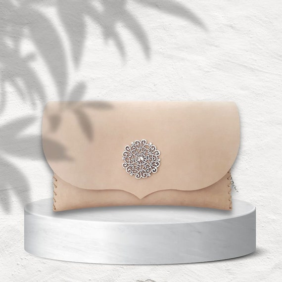 Nude clutch bag with chain sale