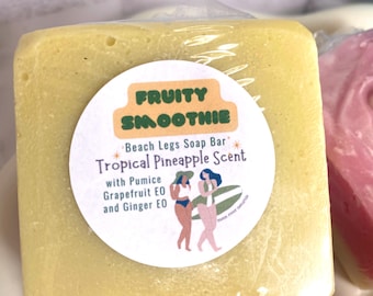 Nuova saponetta quadrata all'ananas con pietra pomice, con veri estratti di pompelmo e zenzero per cosce e gambe. Profumo di cocco e ananas. Un regalo perfetto per adolescenti.