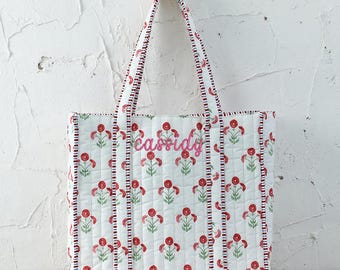 Gepersonaliseerde gewatteerde draagtas met rode blokprint - geborduurde letters - cadeaus voor moeder, cadeaus bruidsmeisje, reizen
