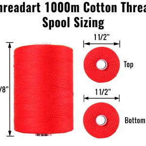 Pode incluir: Uma bobina de fio de algod&atilde;o vermelho de 1000 m com as seguintes medidas: 2 3/8 polegadas de altura, 1 1/2 polegadas de largura na parte superior e 1 1/2 polegadas de largura na parte inferior.