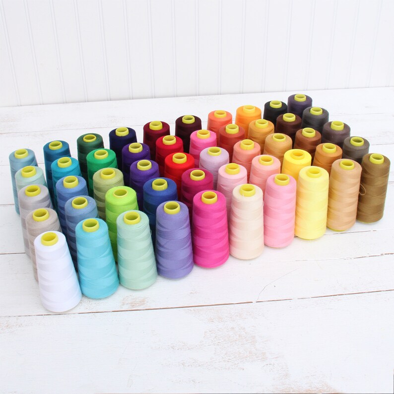 a bunch of spools of thread sitting on a table