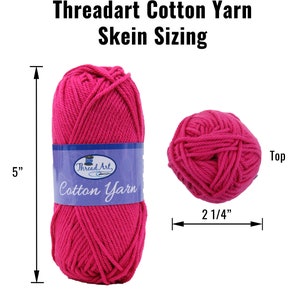 K&ouml;nnte beinhalten: Eine Spule pinkfarbenes Baumwollgarn, 12,7 cm hoch und 5,7 cm breit. Das Garn ist mit "Thread Art Cotton Yarn" beschriftet.
